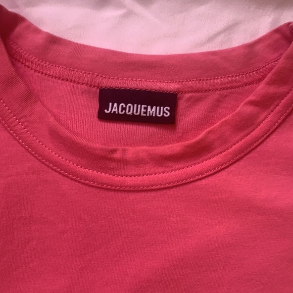 Embroidered logo t-shirt
- Fitted shape
- Ribbed crew neck
- Logo on the chest - Picture 2 of 14